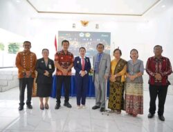 Prof. Dr. Aloysius Liliweri Resmi Dilantik Jadi Rektor Unmaris, Bupati SBD Ratu wulla Sampaikan Selamat dan Proficiat