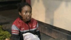 Polisi Evakuasi Perempuan Lemas yang Tertidur di Pinggir Jalan, Berhasil Dipertemukan dengan Keluarga